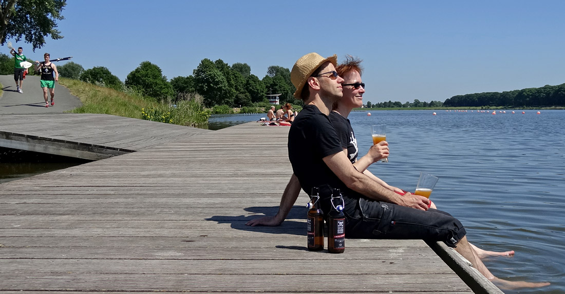 Die letzten Flaschen "Master + Servants" werden am Werdersee in Bremen genossen