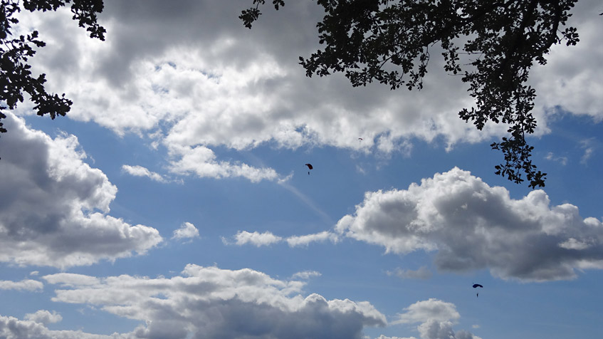 Fallschirmspringer zwischen den Wolken
