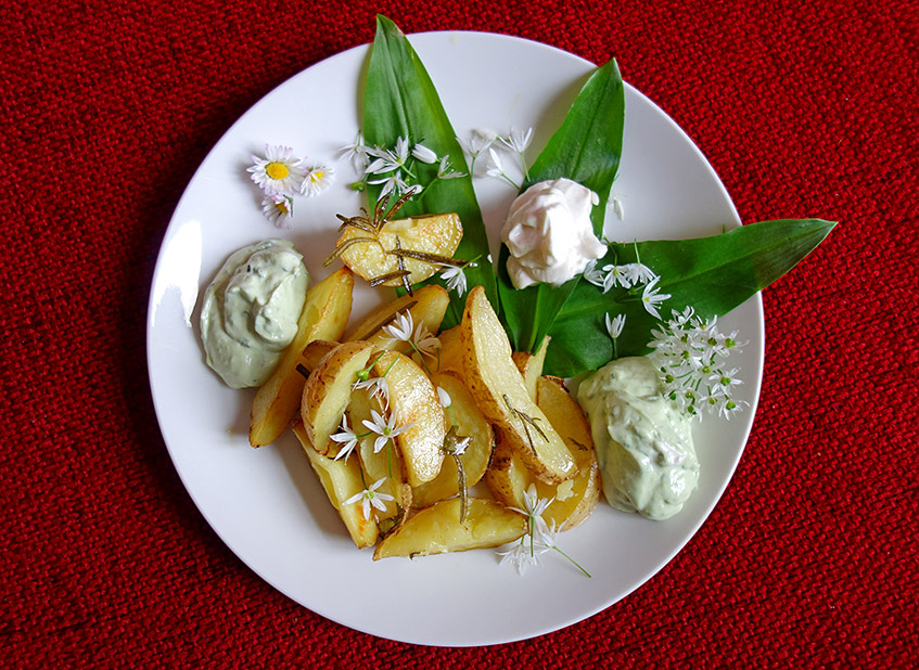 Kartoffelspalten mit Bärlauch und veganer Mayonnaise