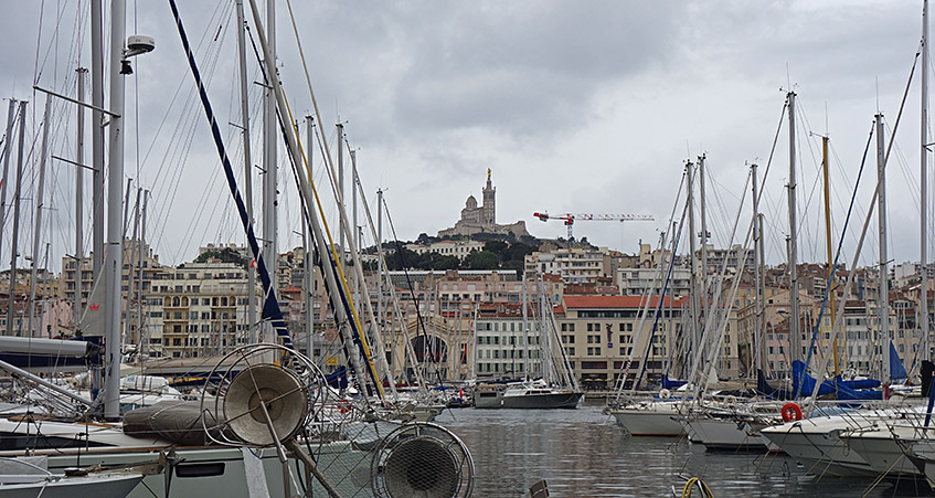 Hafen von Marseille mit Blick auf dei Kathedrale