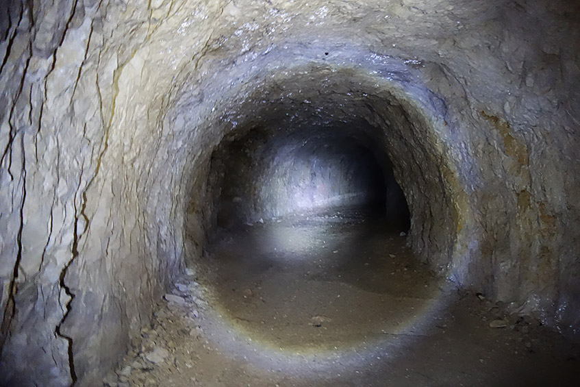 Einer der Tunnel: Durch Dunkelheit und tiefe Pfützen