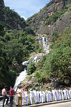 Ravana Falls - Wasserfall an der Hauptstraße