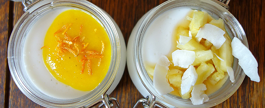 Kokosjoghurt mit Orange und Ananas