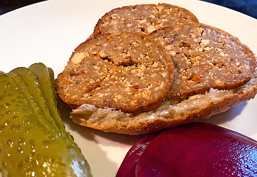 Vegane Vurst Salami-Style mit selbst fermentierter Rote Bete und selbst gekaufter Gurke