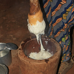 Yams-Wurzel wird gestampft Yams-Wurzel wird gestampft