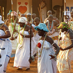Frauen in weißen Kleidern Frauen in weißen Kleidern