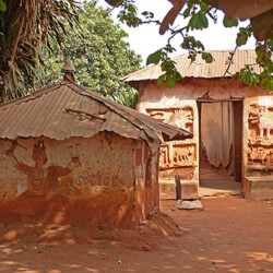 Eingang des Voodoo-Tempels Eingang des Voodoo-Tempels